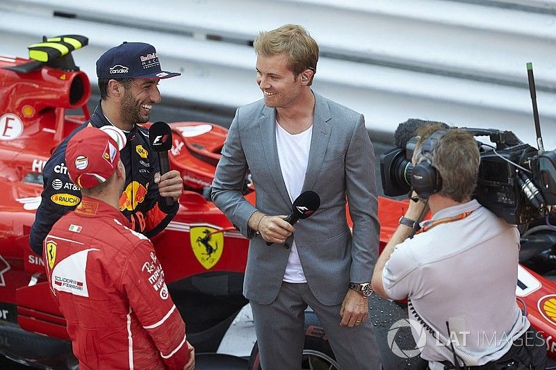 El retirado campeón del mundo Nico Rosberg entrevista al ganador de la carrera Sebastian Vettel, Ferrari, Daniel y Ricciardo, Red Bull Racing