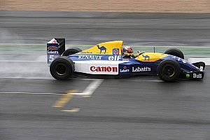 Hidegrázás: beröffen a legendás F1-es gép, az FW14B