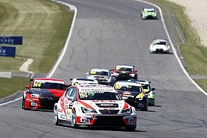 Fulín e Stefanovski festeggiano al Nordschleife