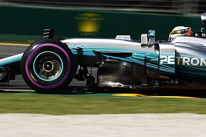 GP d'Australia: Hamilton in pole, ma Vettel è vicino con la Ferrari