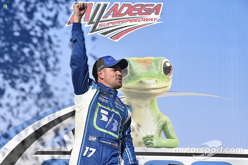 Stenhouse Jr. vence pela 1ª vez e vê "big one" de 18 carros