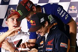 Пилоты MotoGP весело поболтали во время кибергонки