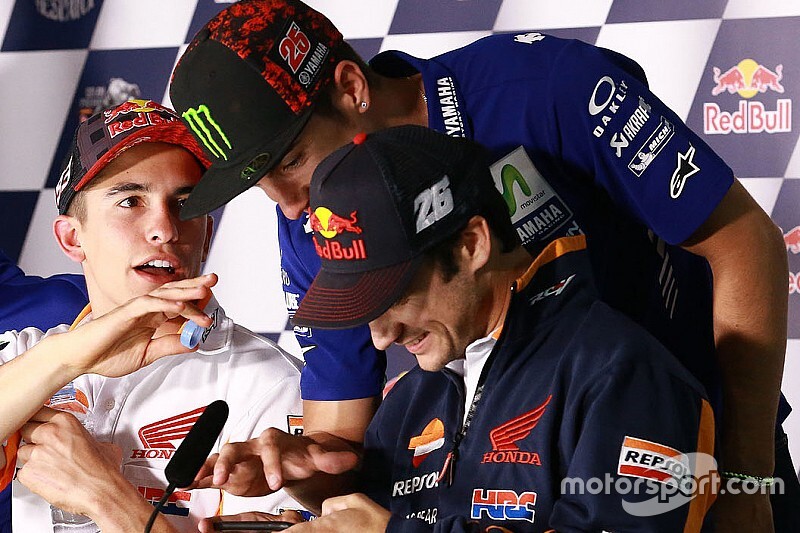 Пилоты MotoGP весело поболтали во время кибергонки