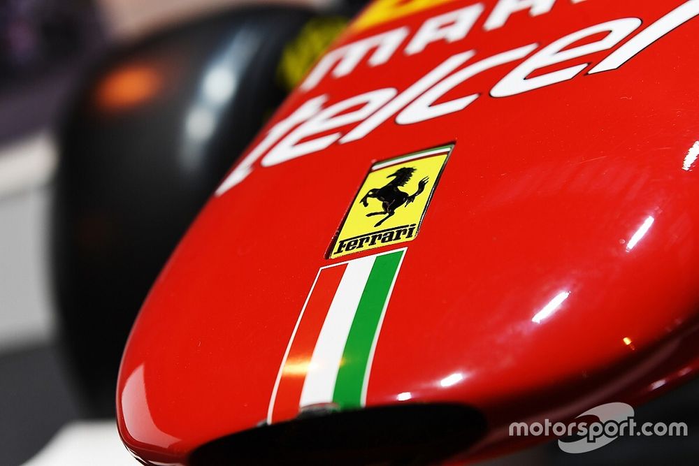 Logo Ferrari logo su un'auto in esposizione da F1 Racing