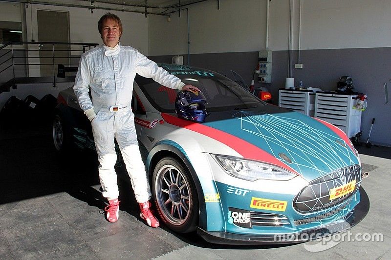 Così Frentzen ha “approvato” la nuova Tesla da corsa!