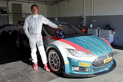 Così Frentzen ha “approvato” la nuova Tesla da corsa!