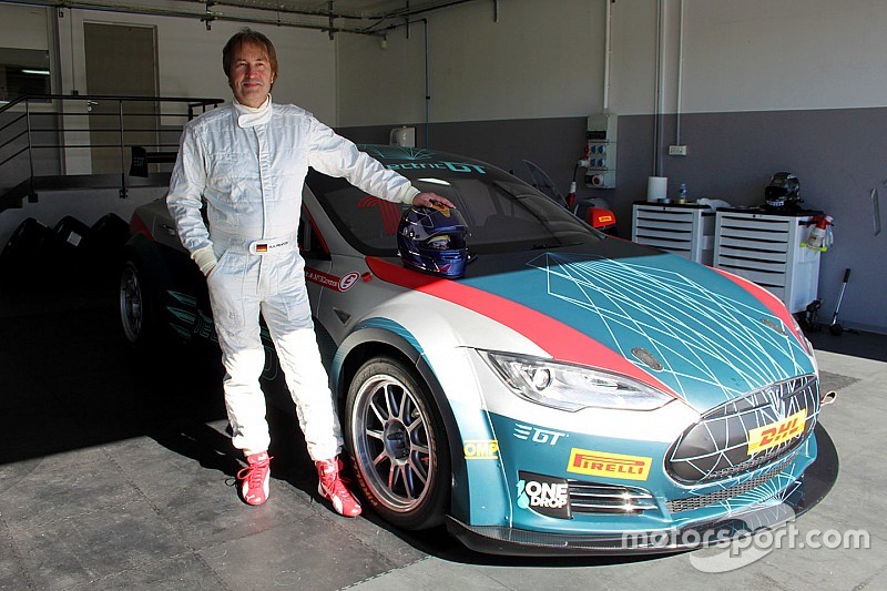 Così Frentzen ha “approvato” la nuova Tesla da corsa!