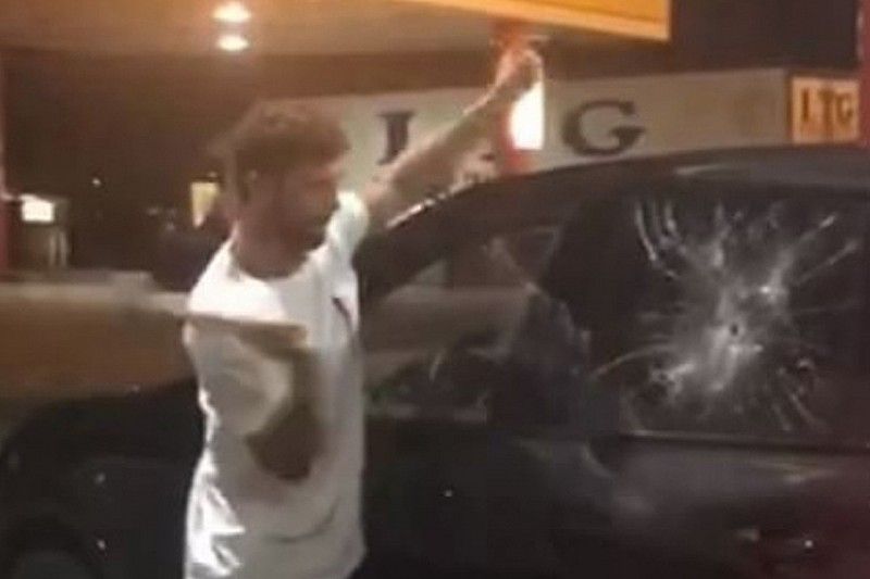 VÍDEO: Iannone destrói vidro de Porsche com martelo