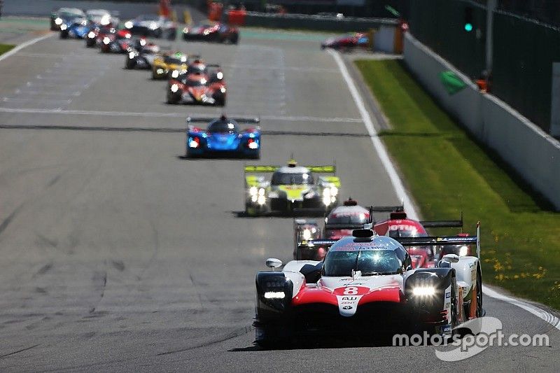 #8 Toyota Gazoo Racing Toyota TS050: Sébastien Buemi, Kazuki Nakajima, Fernando Alonso, leads at the start