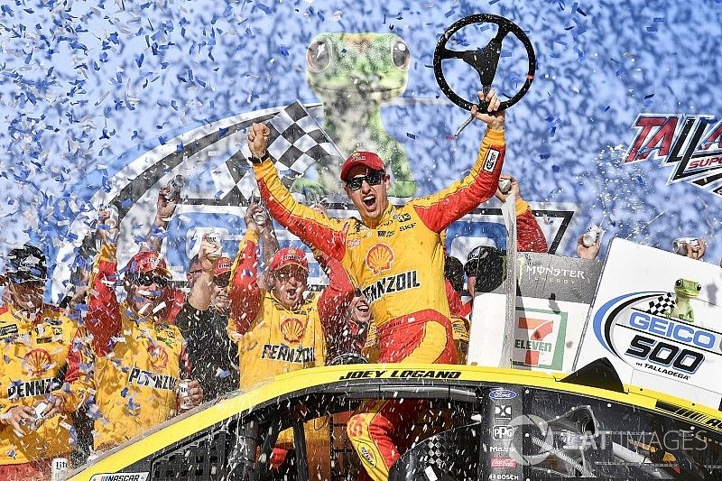 Race winner Joey Logano, Team Penske, Ford Fusion Shell Pennzoil