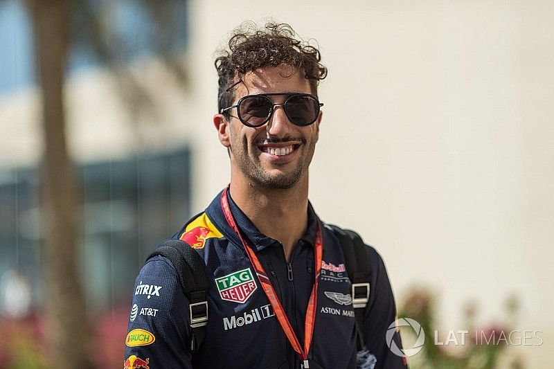 Vídeo: Ricciardo mostra pintura do capacete para 2018