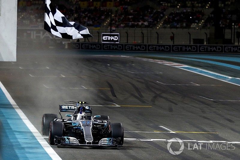 Bottas wint seizoensafsluiter in Abu Dhabi, Verstappen besluit 2017 met vijfde plek