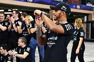 Hamilton nagyon titkolózik: mire készül?