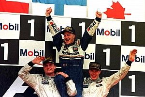 23 éve, hogy Villeneuve F1-es bajnok lett, és Schumachert kizárták a bajnokságból