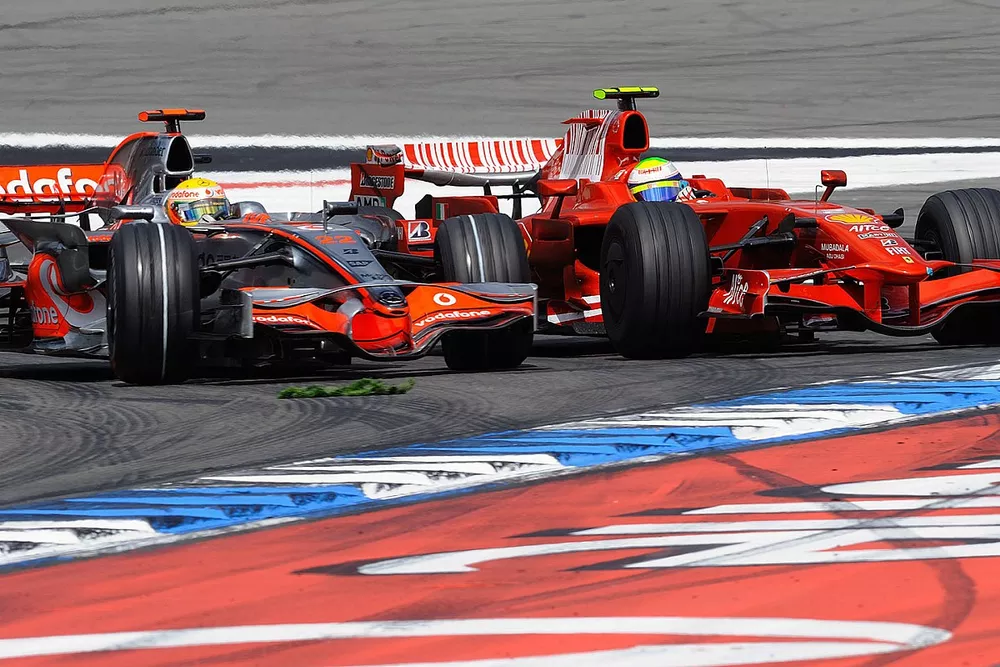 Lewis Hamilton, McLaren MP4-23 Mercedes, d&eacute;passe Felipe Massa, Ferrari F2008