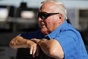 Lenda AJ Foyt sobrevive a ataque de abelhas africanas
