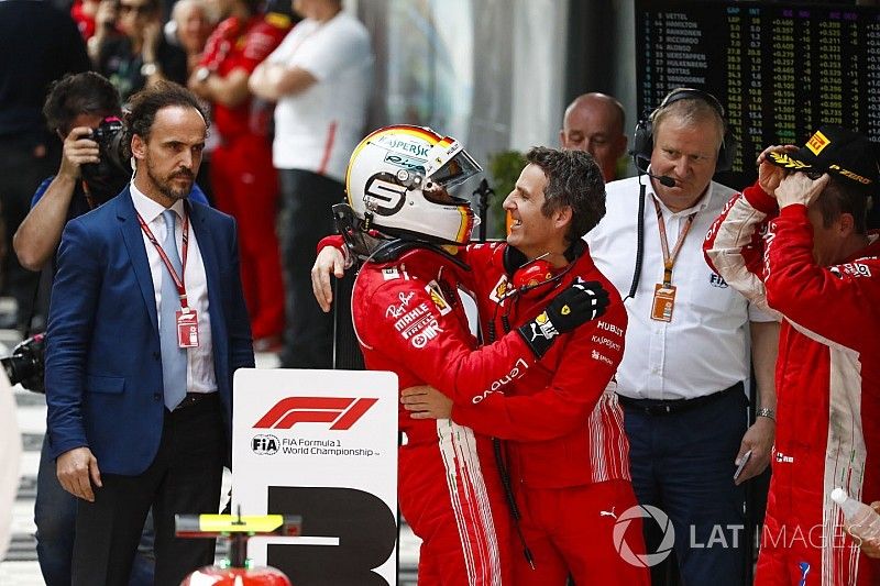 Sebastian Vettel, Ferrari, con Iñaki Rueda, estratega de Ferrari