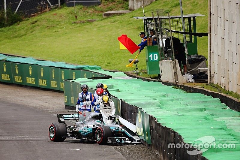 Lewis Hamilton, Mercedes AMG F1 W08, sale de su auto dañado después de estrellarse en Q1