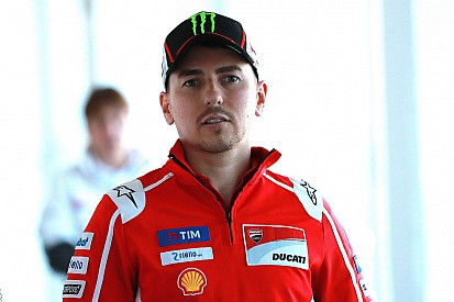 Lorenzo polemico: "Ogni anno provano a tarpare le 'ali' alla Ducati!"