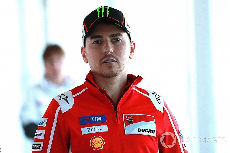 Lorenzo polemico: "Ogni anno provano a tarpare le 'ali' alla Ducati!"