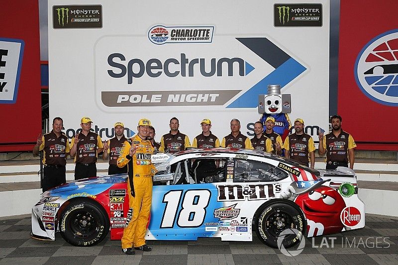Kyle Busch centra la terza pole stagionale a Charlotte