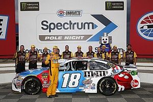 Kyle Busch centra la terza pole stagionale a Charlotte