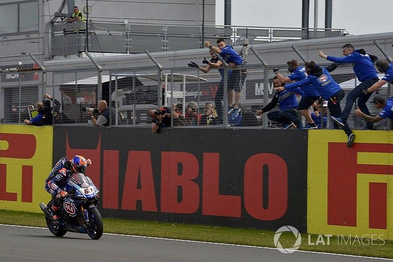 Van der Mark firma el primer doblete de Yamaha en WorldSBK desde 2011