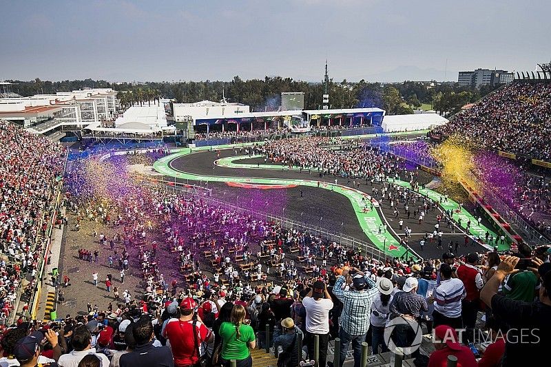 Fans miran el podio e invaden la pista