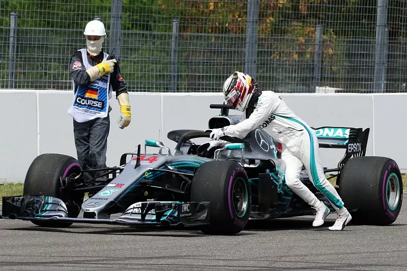 Lewis Hamilton, Mercedes-AMG F1 W09 stops on track and pushes his car