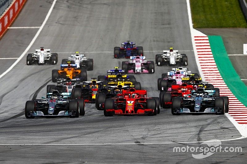 Lewis Hamilton, Mercedes AMG F1 W09, Valtteri Bottas, Mercedes AMG F1 W09, Kimi Raikkonen, Ferrari SF71H, Max Verstappen, Red Bull Racing RB14, Sebastian Vettel, Ferrari SF71H, Romain Grosjean, Haas F1 Team VF-18, en de rest van het veld bij de start