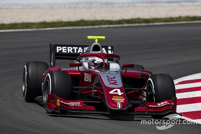 F2 Spanje: Sterke De Vries grijpt net naast overwinning in chaotische hoofdrace
