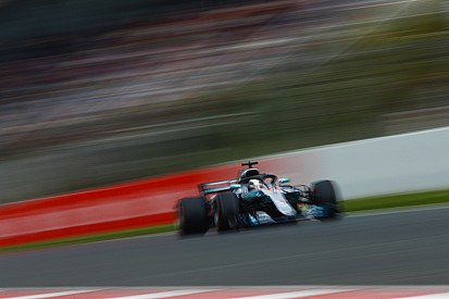 Hamilton pole köre Barcelonából a Mercedesszel
