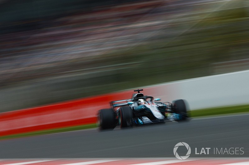 Hamilton pole köre Barcelonából a Mercedesszel