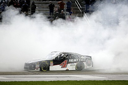 Harvick leads veteran charge at Atlanta Motor Speedway