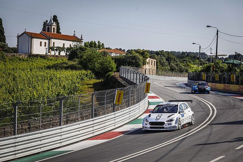 Michelisz a dobogón a második vasárnapi futamon, Björk pedig simán nyert