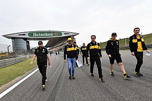 La afición con la que Carlos Sainz supera el jet lag