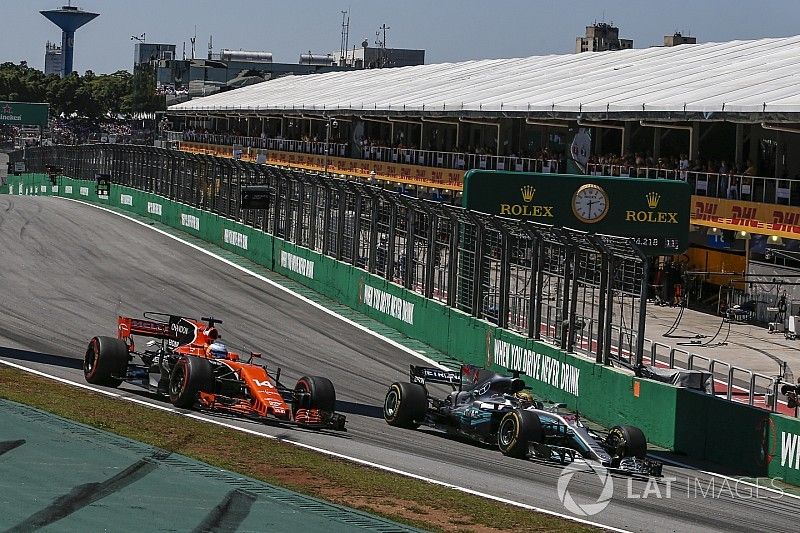 Fernando Alonso, McLaren MCL32 y Lewis Hamilton, Mercedes-Benz F1 W08