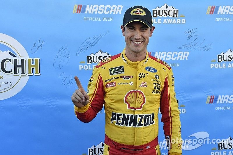 Ganador de la pole Joey Logano, Team Penske, Ford Mustang Shell Pennzoil