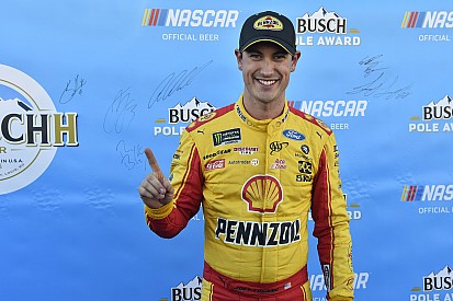 Joey Logano toma la pole en Martinsville y Suárez en 10°