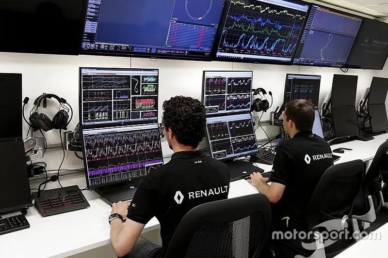 Miembros del equipo Renault F1 en el trabajo