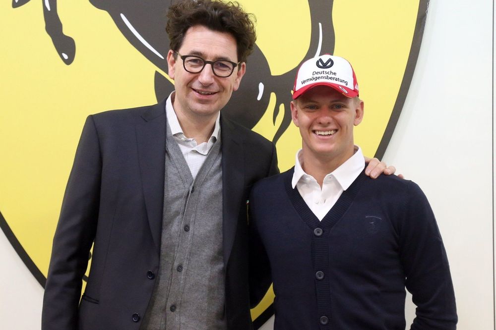 Mattia Binotto, Team Principal, Ferrari, con Mick Schumacher, Ferrari