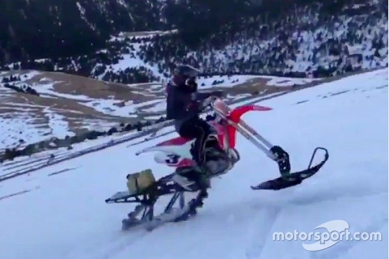 Vídeo: Márquez experimenta con un híbrido entre moto de cross y de nieve