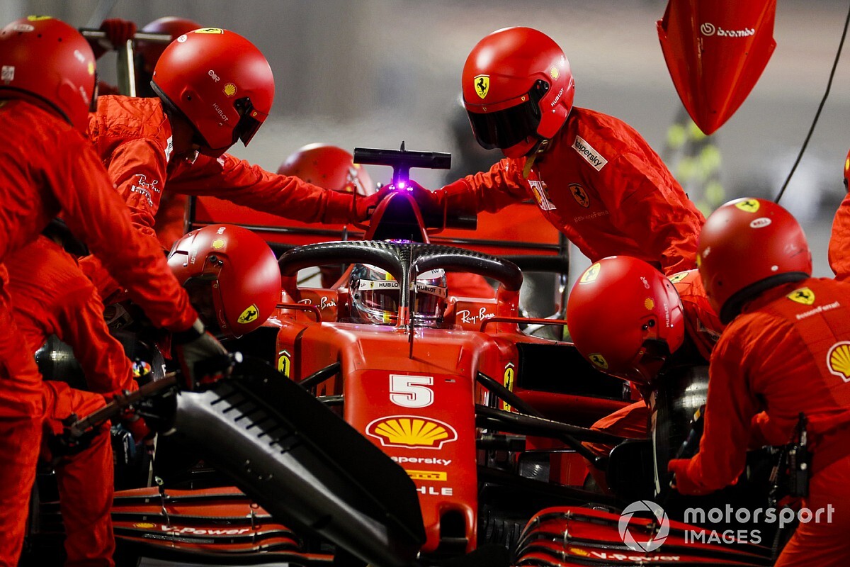 Vettel kritisch op Ferrari: "Pitapparatuur deugt niet"