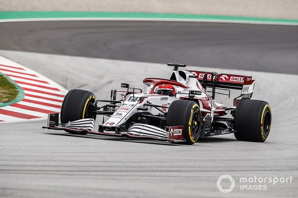 Kubica sur le pont avec Alfa Romeo à Barcelone
