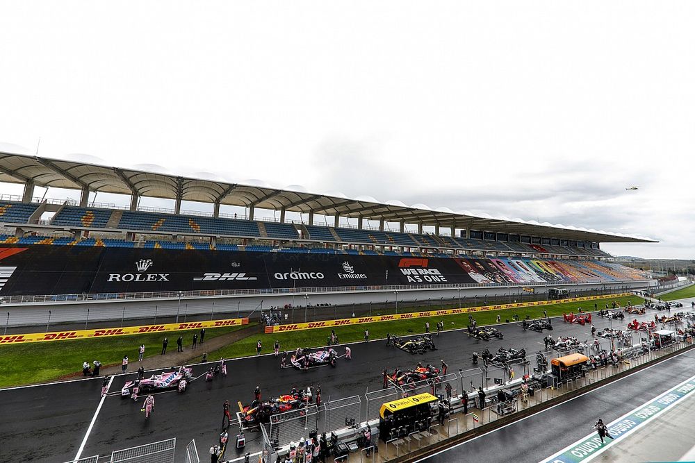 Parrilla de salida con Lance Stroll, Racing Point RP20. Max Verstappen, Red Bull Racing RB16 y Sergio Pérez, Racing Point RP20 