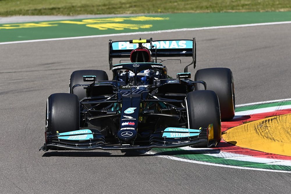 Bottas snelste tijdens incidentrijke eerste training in Imola