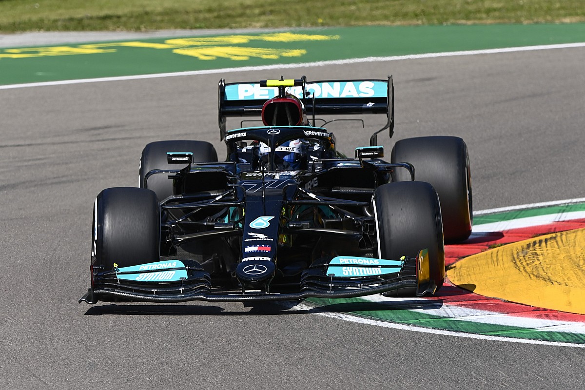 Bottas snelste tijdens incidentrijke eerste training in Imola