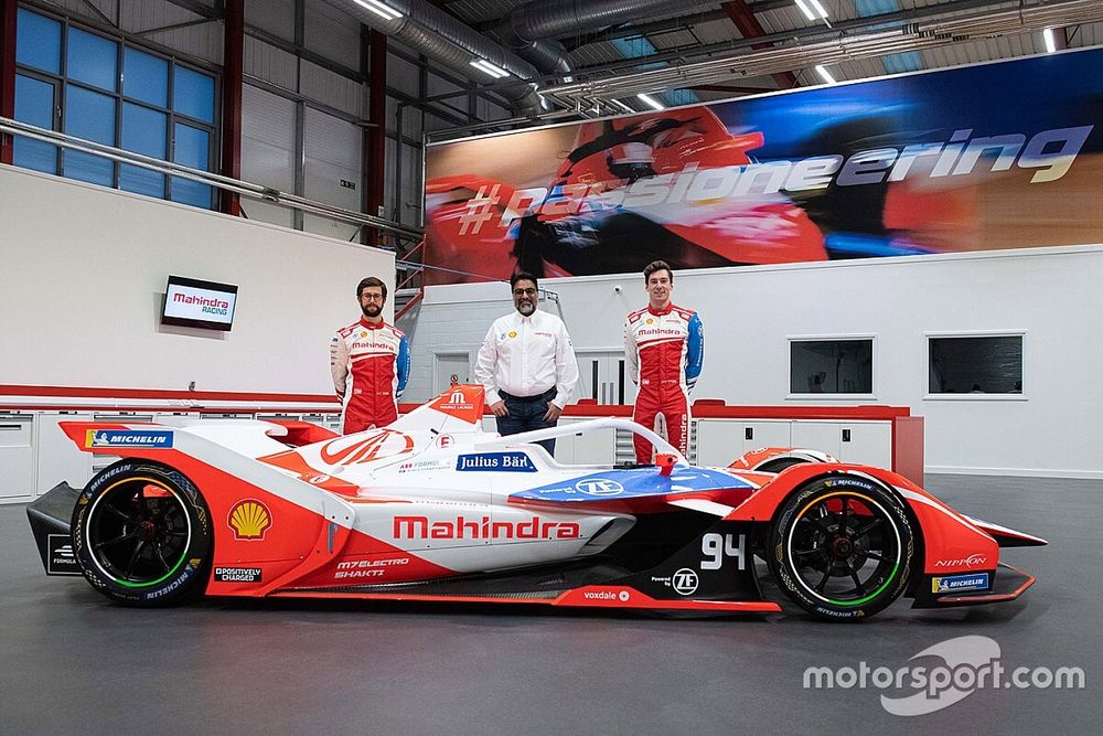 Alexander Sims, Alex Lynn, Dilbagh Gill, CEO y Team Principal, Mahindra Racing con el Mahindra M7Electro