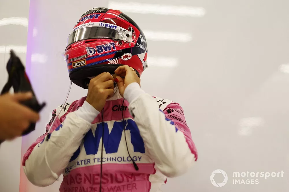 Sergio Pérez, de Racing Point, ajusta su casco de protección
