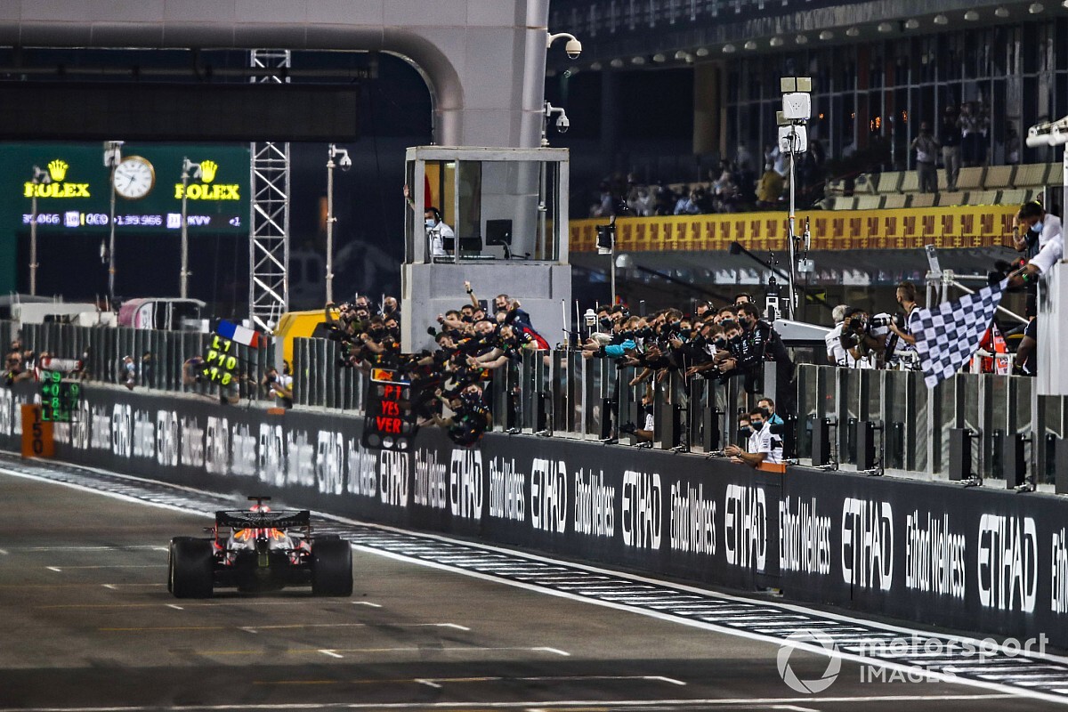 Verstappen sluit F1-seizoen 2020 af met dominante overwinning